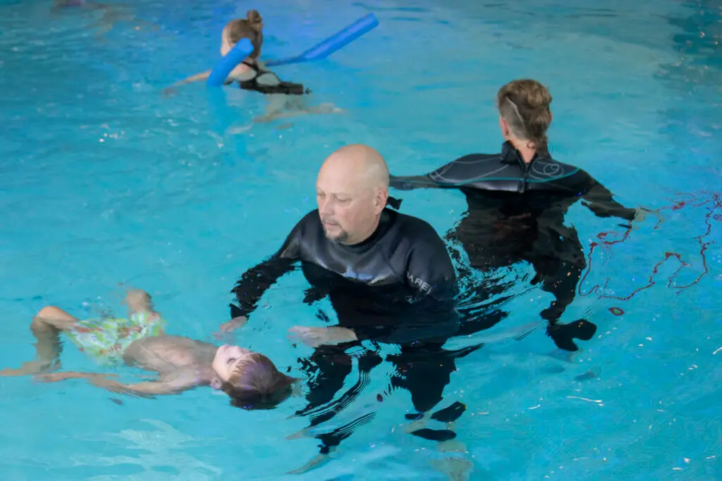 Kind leert zwemmen onder begeleiding instructeur Asten