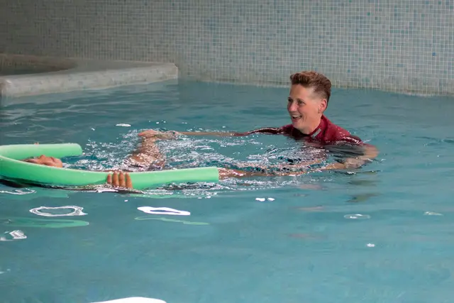 Kind zwemt rugslag zwemlessen diploma voorbereiding Asten