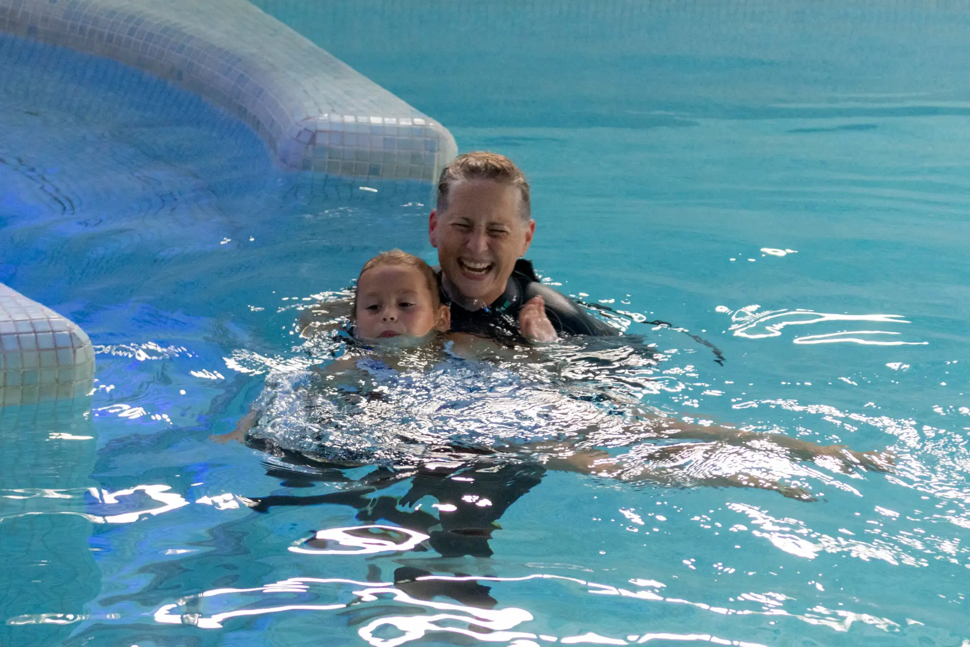 Kind oefent rug zwemslag zwemlessen groepje Asten