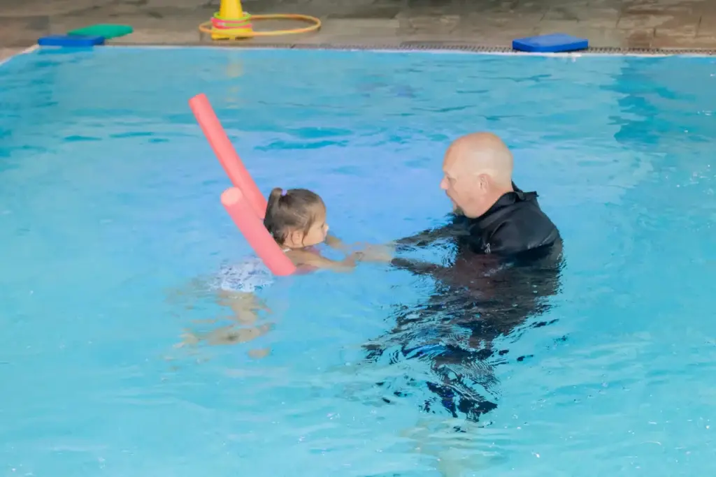 Kind oefent zwemtechniek met instructeur Asten