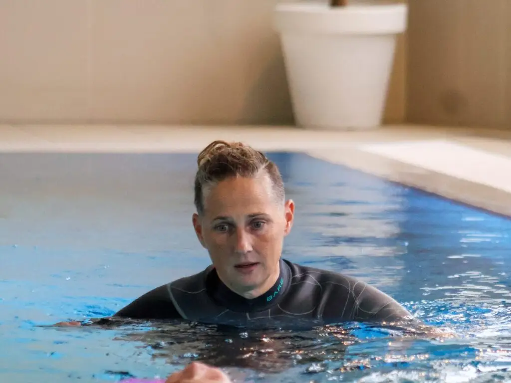 Zweminstructeur Charlotte van Zwemenzo in het zwembad in Leende
